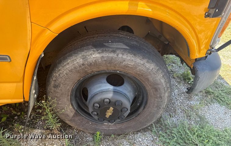 image for item DJ7752 2002 Chevrolet Express school bus