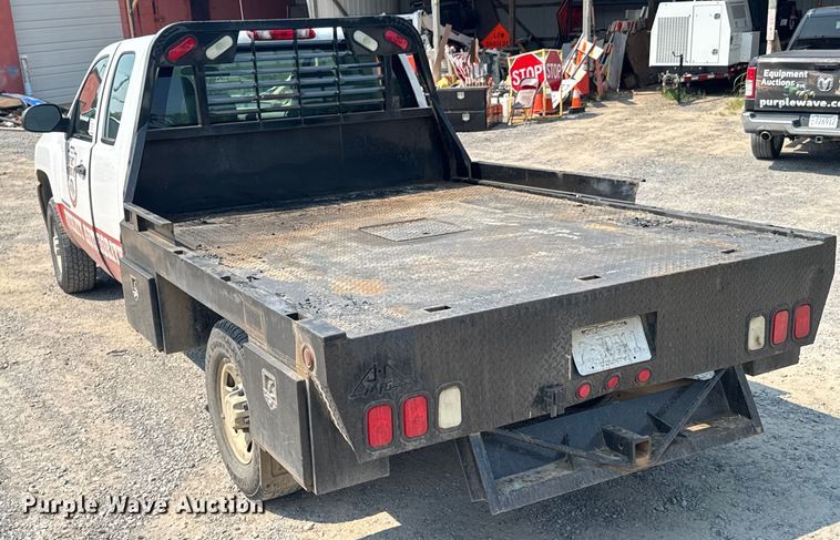 image for item DK0007 2008 Chevrolet Silverado 2500HD Ext. Cab flatbed pickup truck
