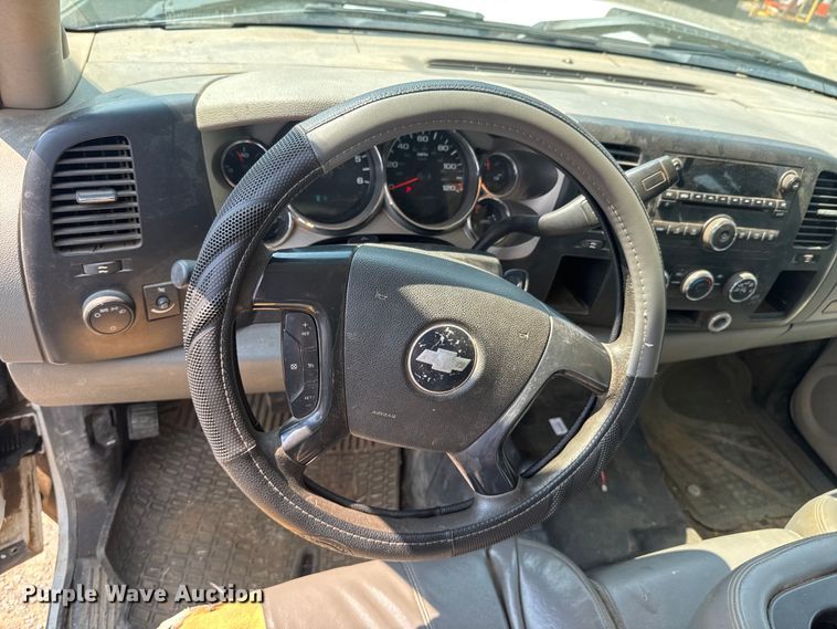 image for item DK0007 2008 Chevrolet Silverado 2500HD Ext. Cab flatbed pickup truck