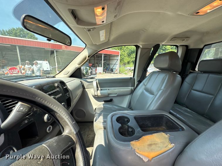 image for item DK0007 2008 Chevrolet Silverado 2500HD Ext. Cab flatbed pickup truck