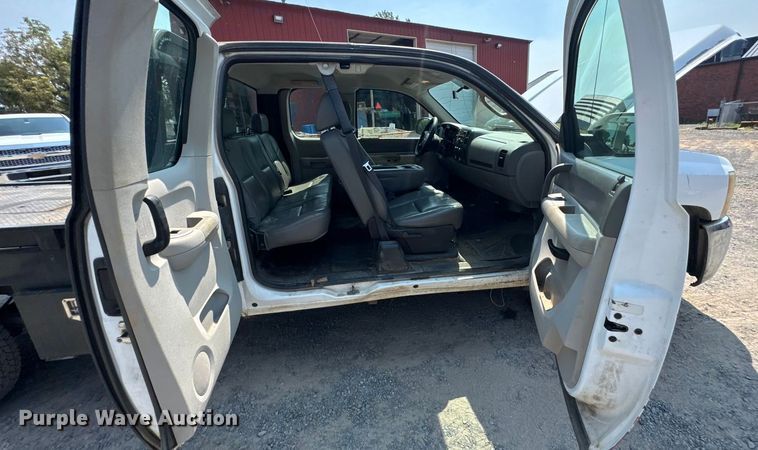 image for item DK0007 2008 Chevrolet Silverado 2500HD Ext. Cab flatbed pickup truck