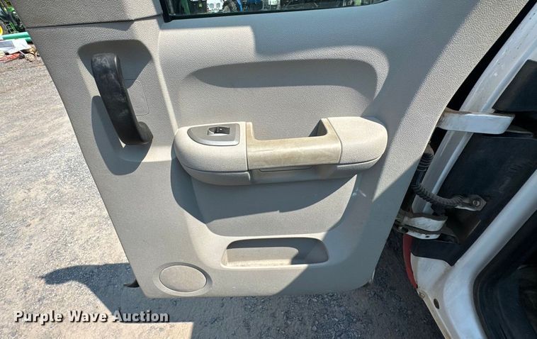 image for item DK0007 2008 Chevrolet Silverado 2500HD Ext. Cab flatbed pickup truck