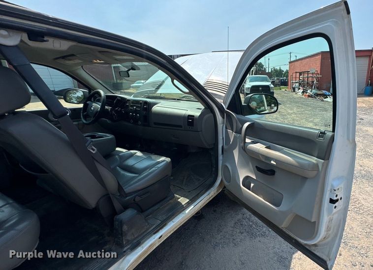 image for item DK0007 2008 Chevrolet Silverado 2500HD Ext. Cab flatbed pickup truck