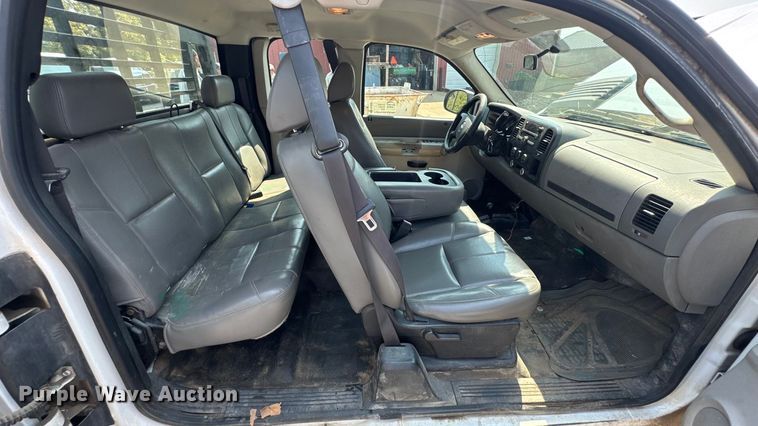 image for item DK0007 2008 Chevrolet Silverado 2500HD Ext. Cab flatbed pickup truck