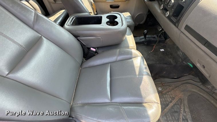 image for item DK0007 2008 Chevrolet Silverado 2500HD Ext. Cab flatbed pickup truck