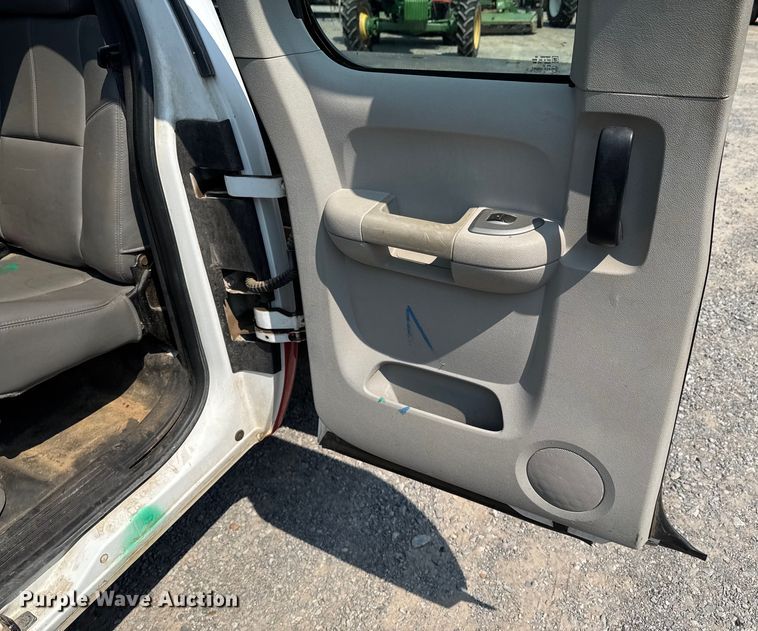 image for item DK0007 2008 Chevrolet Silverado 2500HD Ext. Cab flatbed pickup truck