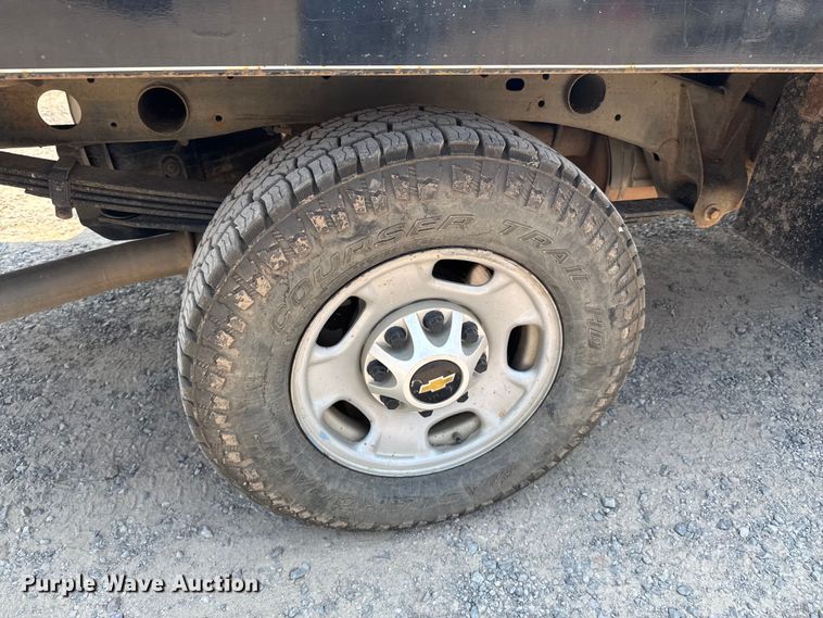 image for item DK0008 2015 Chevrolet Silverado 2500HD Double Cab flatbed pickup truck