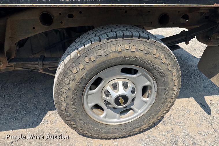 image for item DK0008 2015 Chevrolet Silverado 2500HD Double Cab flatbed pickup truck