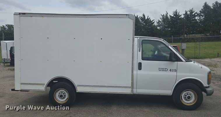image for item DU7823 2001 GMC Savana G3500 box truck