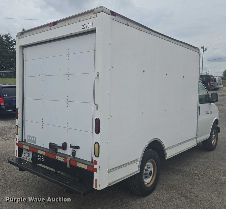 image for item DU7823 2001 GMC Savana G3500 box truck