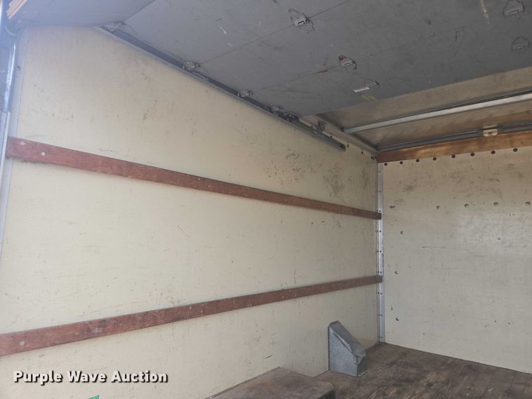 image for item DU7823 2001 GMC Savana G3500 box truck