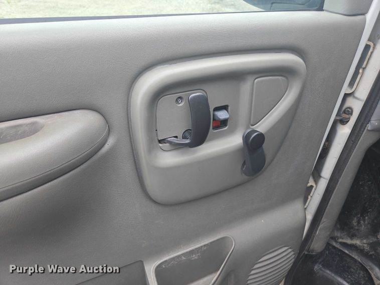 image for item DU7823 2001 GMC Savana G3500 box truck