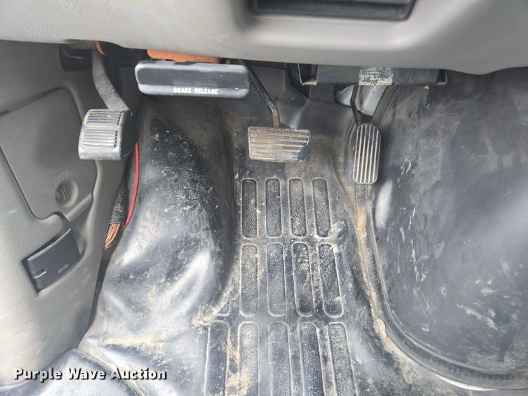 image for item DU7823 2001 GMC Savana G3500 box truck