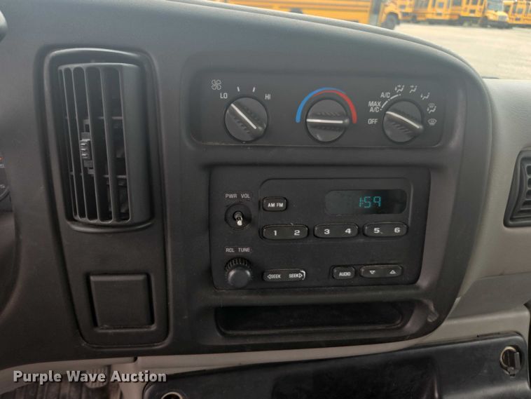 image for item DU7823 2001 GMC Savana G3500 box truck