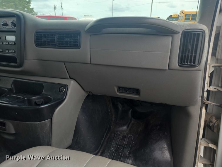 image for item DU7823 2001 GMC Savana G3500 box truck