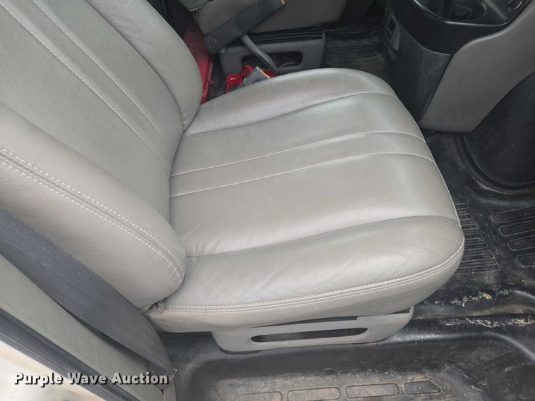 image for item DU7823 2001 GMC Savana G3500 box truck