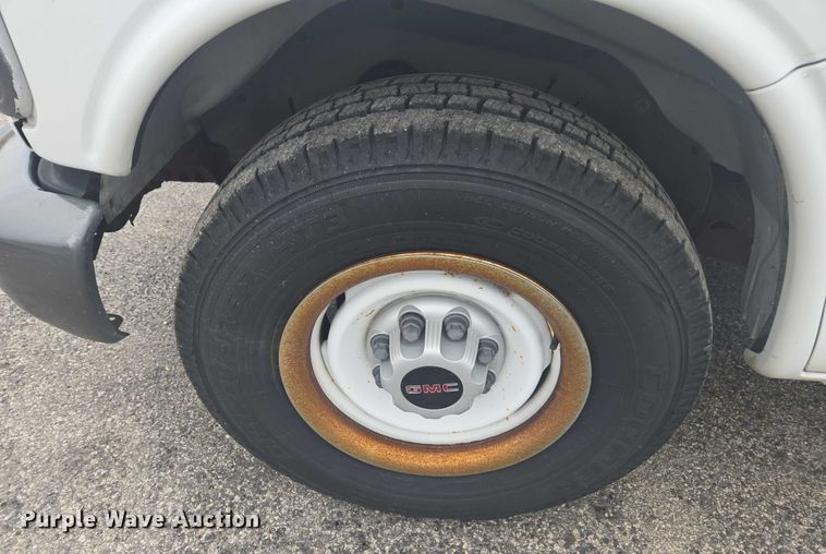 image for item DU7823 2001 GMC Savana G3500 box truck