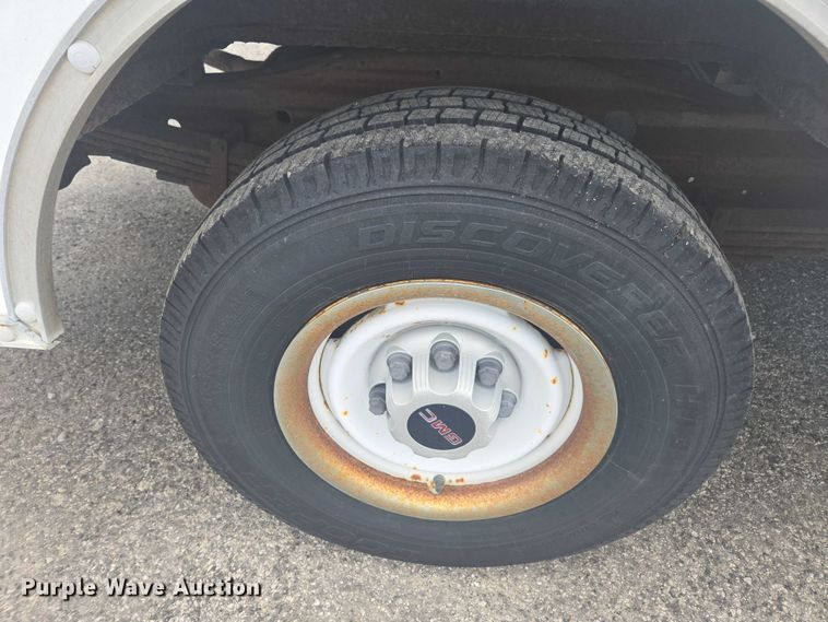 image for item DU7823 2001 GMC Savana G3500 box truck