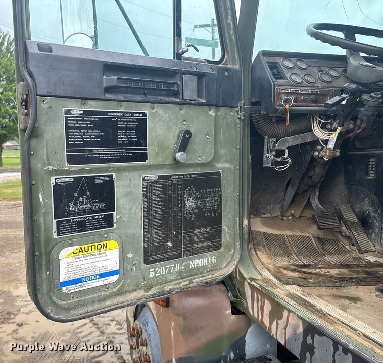 image for item DU9329 1991 Freightliner M915A2 semi truck