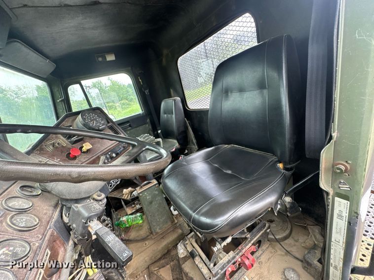 image for item DU9329 1991 Freightliner M915A2 semi truck