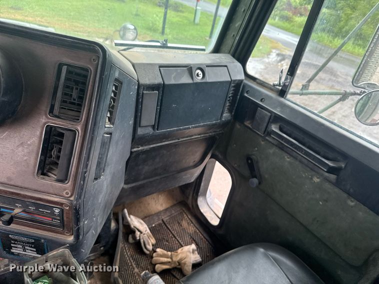 image for item DU9329 1991 Freightliner M915A2 semi truck