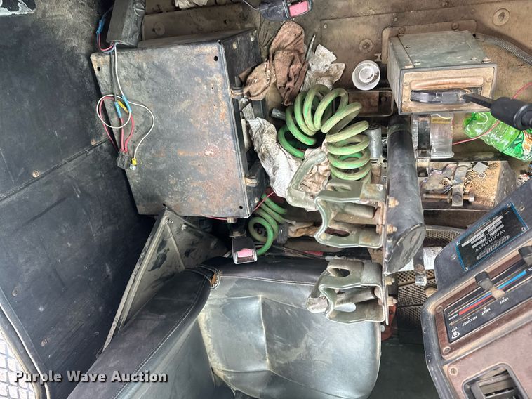 image for item DU9329 1991 Freightliner M915A2 semi truck