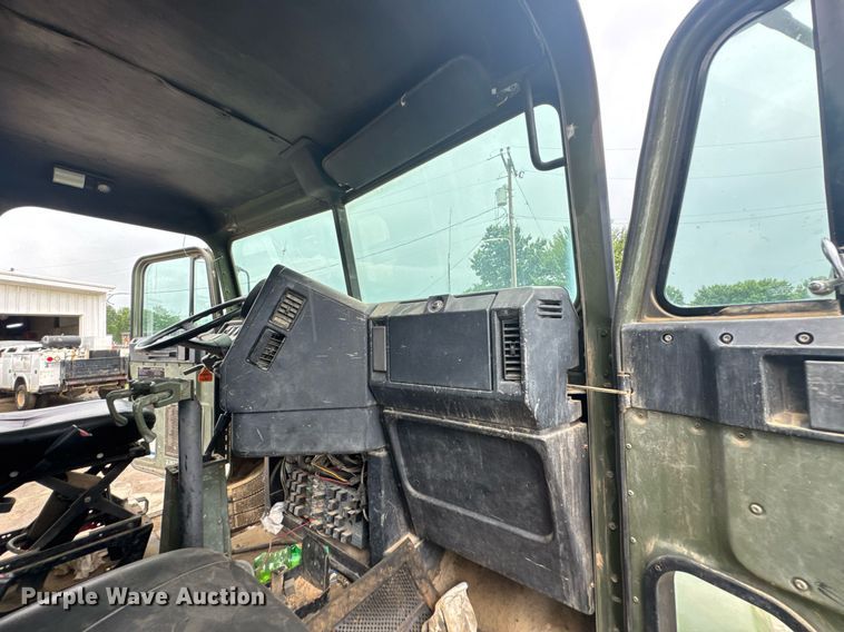 image for item DU9329 1991 Freightliner M915A2 semi truck