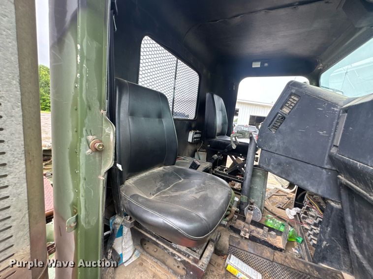 image for item DU9329 1991 Freightliner M915A2 semi truck