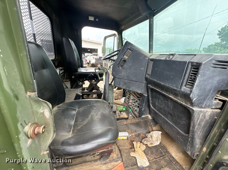 image for item DU9329 1991 Freightliner M915A2 semi truck