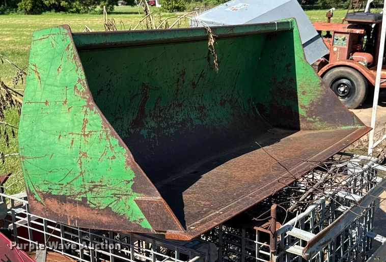 image for item DU9432 1997 John Deere 7210 tractor