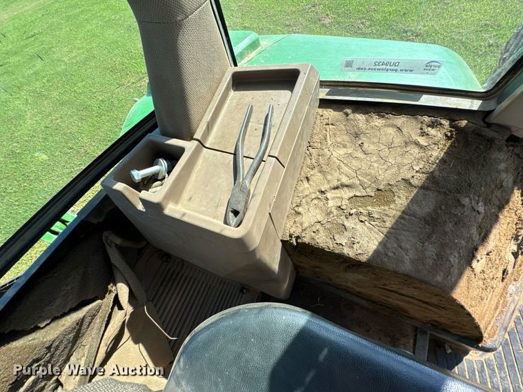 image for item DU9432 1997 John Deere 7210 tractor