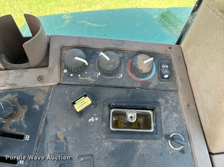 image for item DU9432 1997 John Deere 7210 tractor