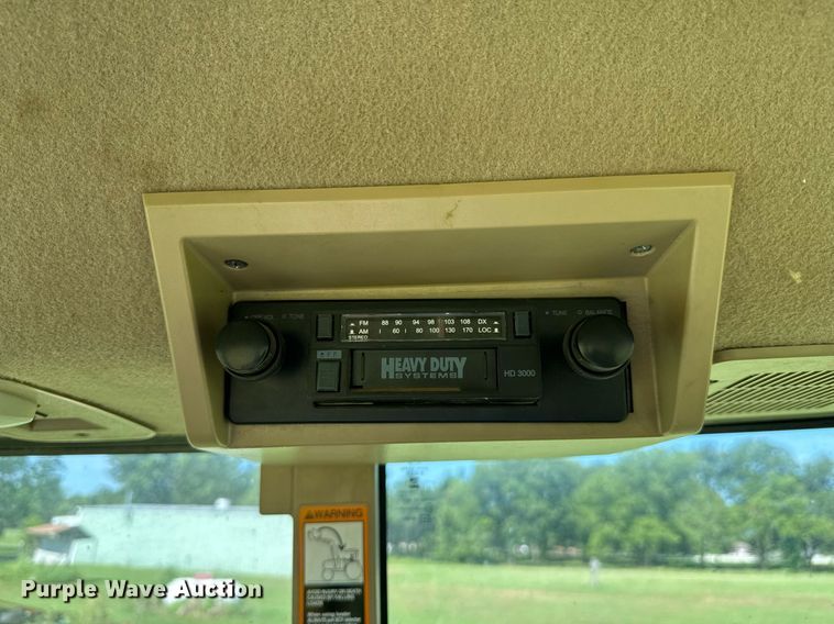 image for item DU9432 1997 John Deere 7210 tractor