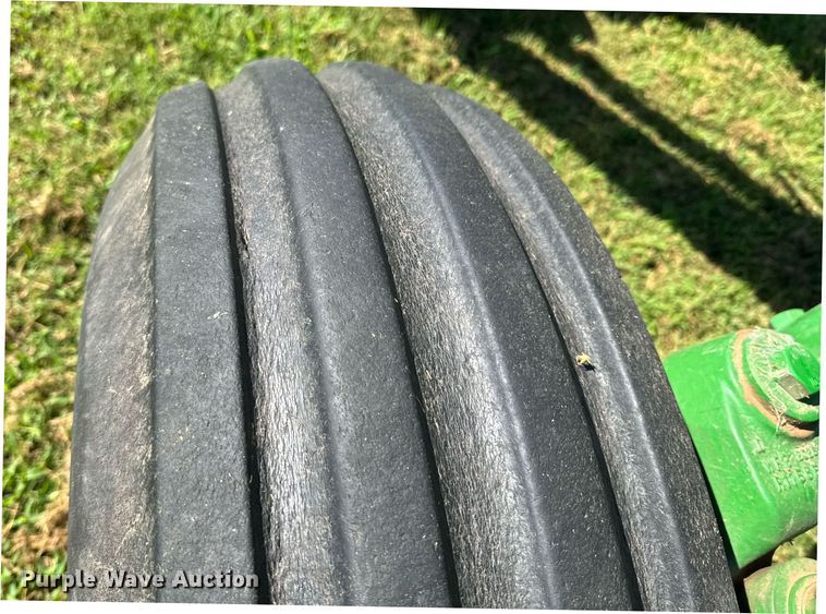 image for item DU9432 1997 John Deere 7210 tractor