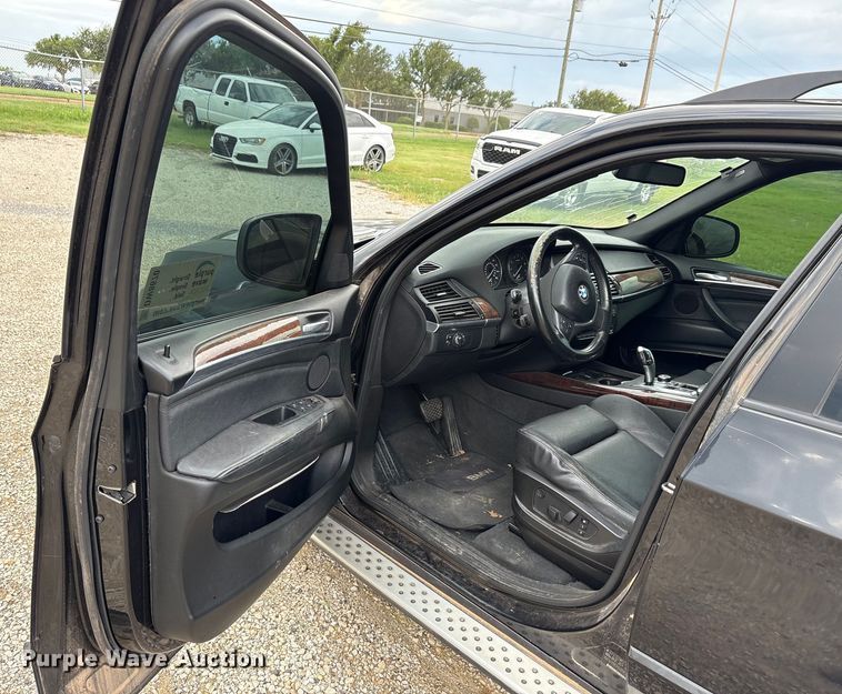 image for item DW8670 2011 BMW X5 SUV