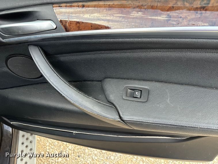 image for item DW8670 2011 BMW X5 SUV