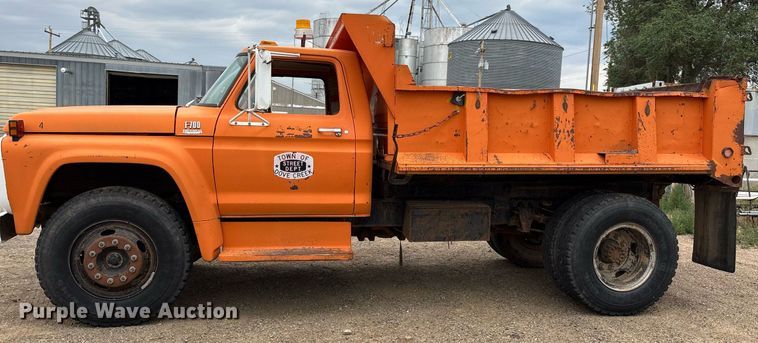 image for item DX8031 1977 Ford F700 dump truck