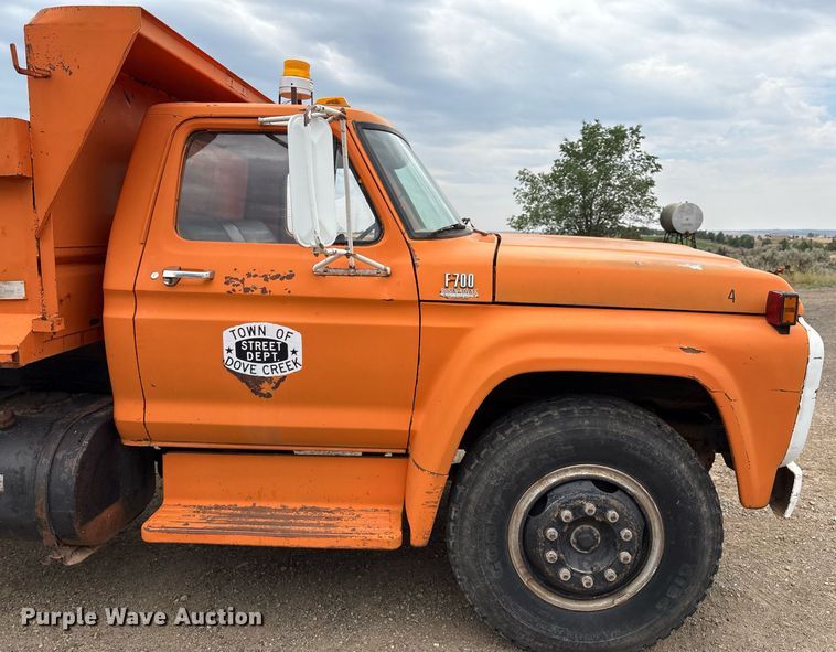 image for item DX8031 1977 Ford F700 dump truck