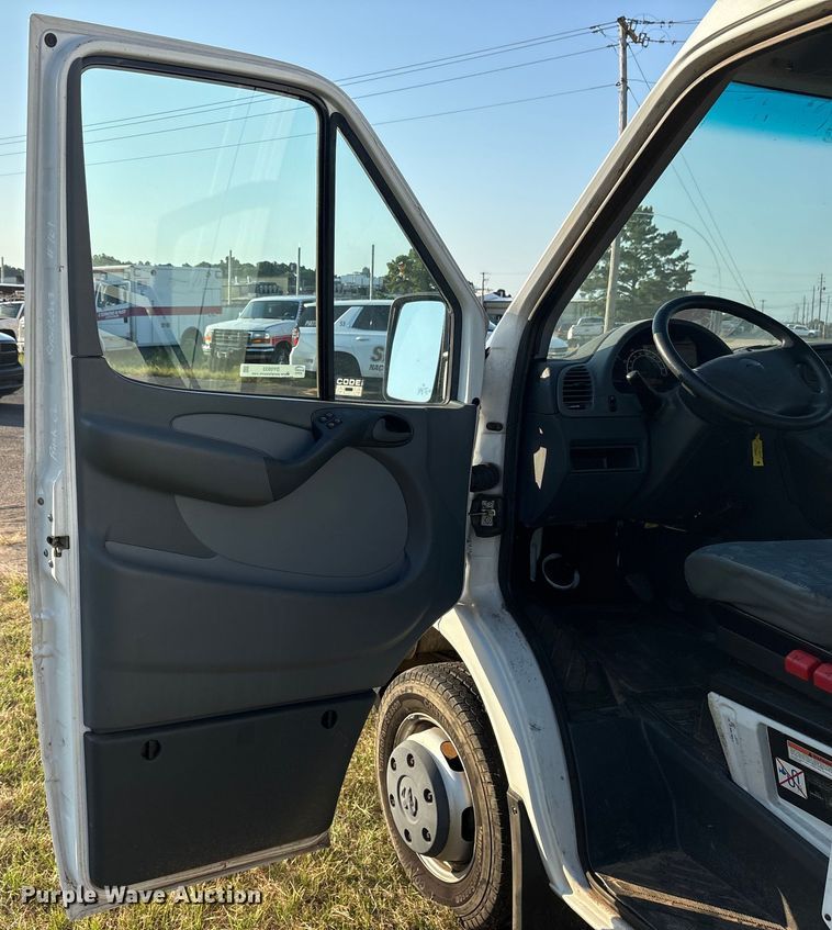 image for item DY0933 2004 Dodge Sprinter 3500 van