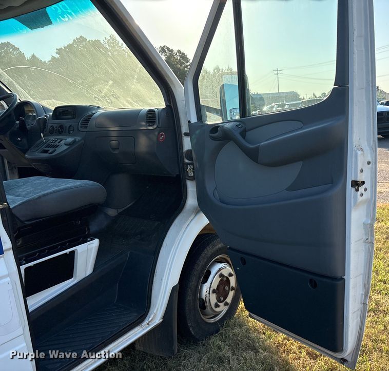 image for item DY0933 2004 Dodge Sprinter 3500 van