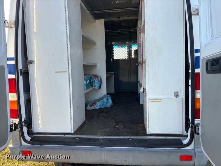 image for item DY0933 2004 Dodge Sprinter 3500 van