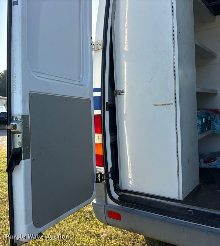 image for item DY0933 2004 Dodge Sprinter 3500 van