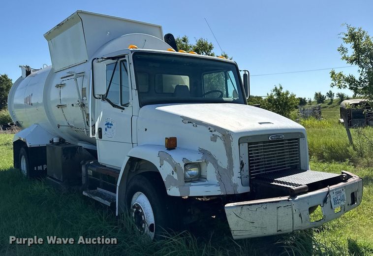 image for item DZ8719 2001 Freightliner FL80 refuse truck
