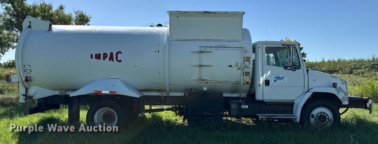 image for item DZ8719 2001 Freightliner FL80 refuse truck