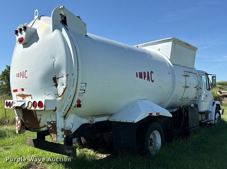 image for item DZ8719 2001 Freightliner FL80 refuse truck