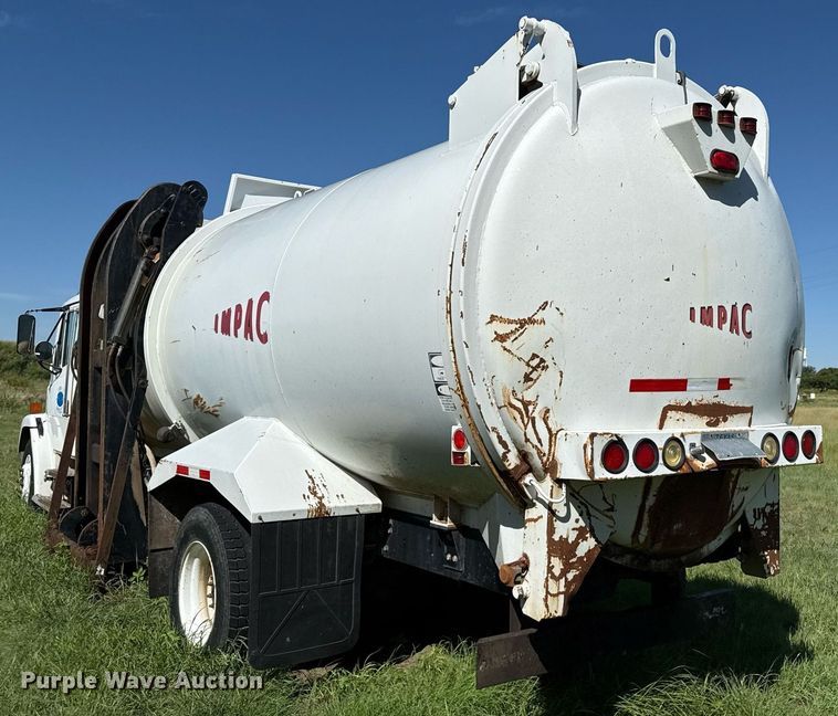 image for item DZ8719 2001 Freightliner FL80 refuse truck