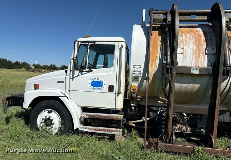 image for item DZ8719 2001 Freightliner FL80 refuse truck