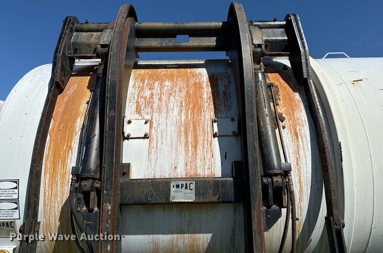 image for item DZ8719 2001 Freightliner FL80 refuse truck