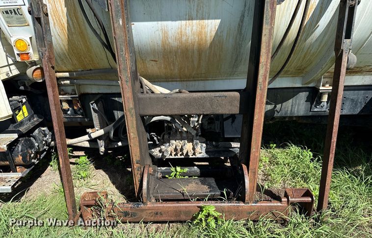 image for item DZ8719 2001 Freightliner FL80 refuse truck