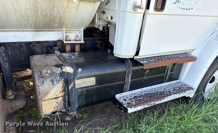 image for item DZ8719 2001 Freightliner FL80 refuse truck